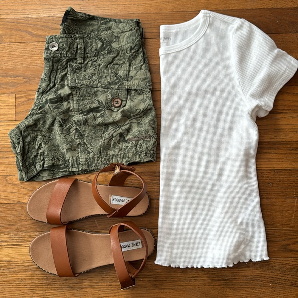 🥾Marmot green print Ginny shorts. Size 4. - Picture 3 of 10